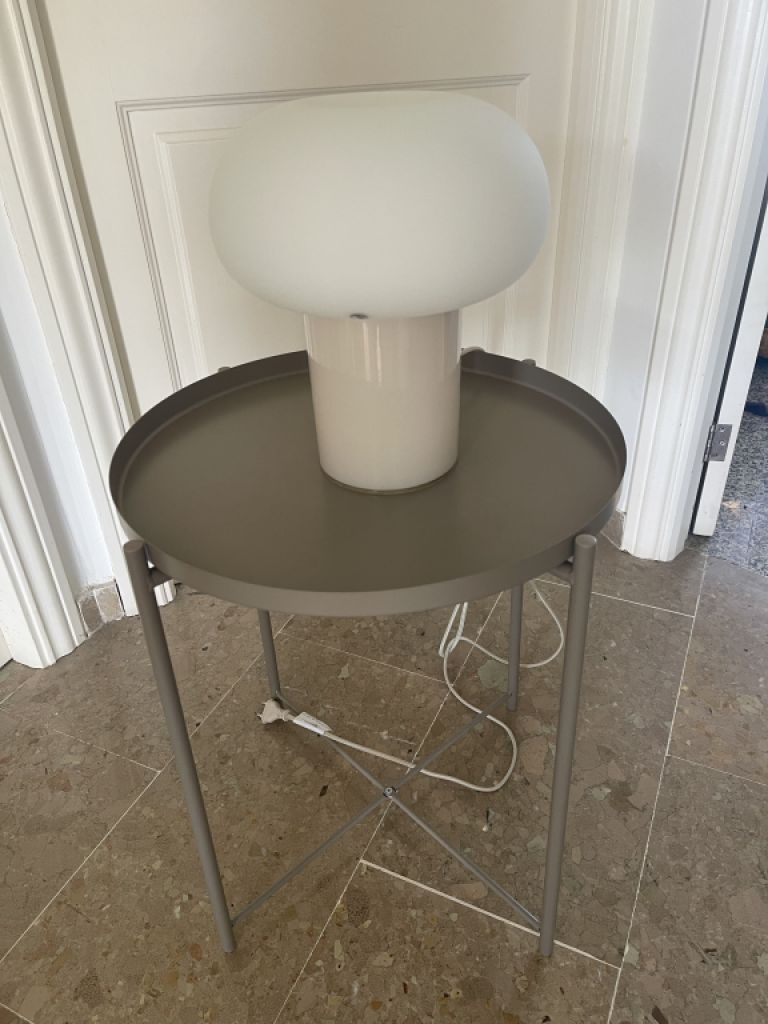 1 Beistelltisch mit passender Lampe