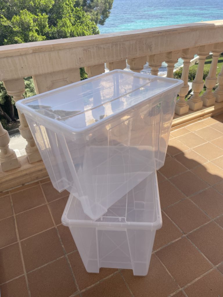 2 große Plastik-Container mit Deckel