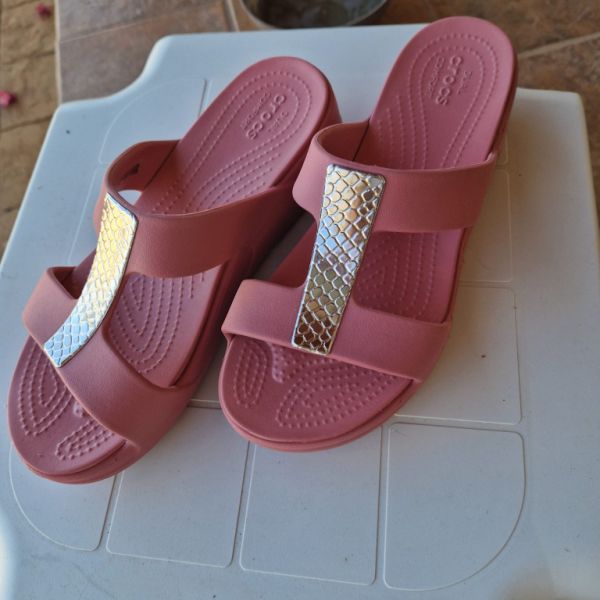 Elegant Crocs, Brand New Size W9