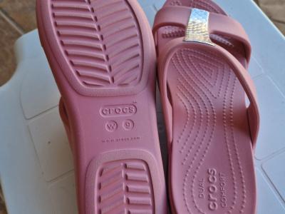 Elegant Crocs, Brand New Size W9