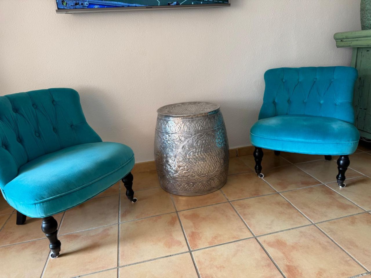 Elegante Lounge-Sessel mit orientalischem Metalltisch