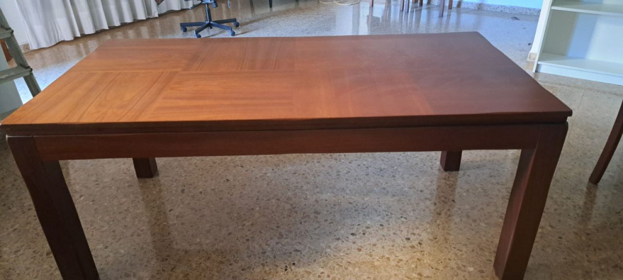 Esstisch und Stühle