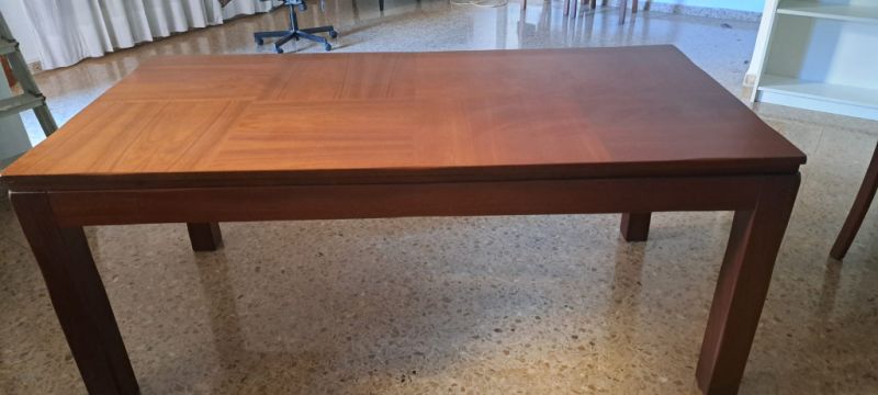 Esstisch und Stühle