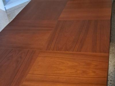 Esstisch und Stühle