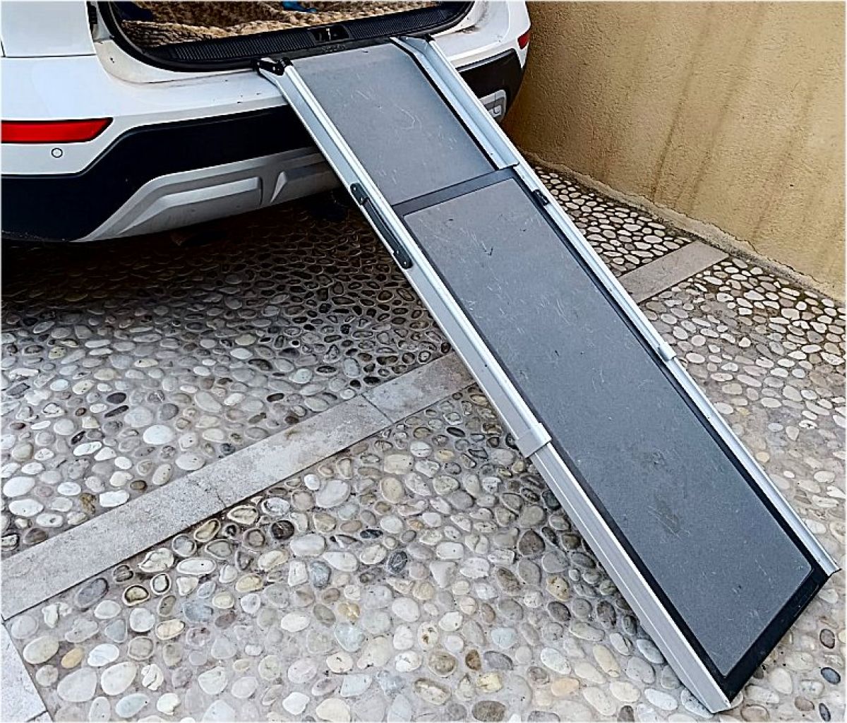 faltbare Teleskop-Hunderampe für den Einstieg in den Kofferraum
