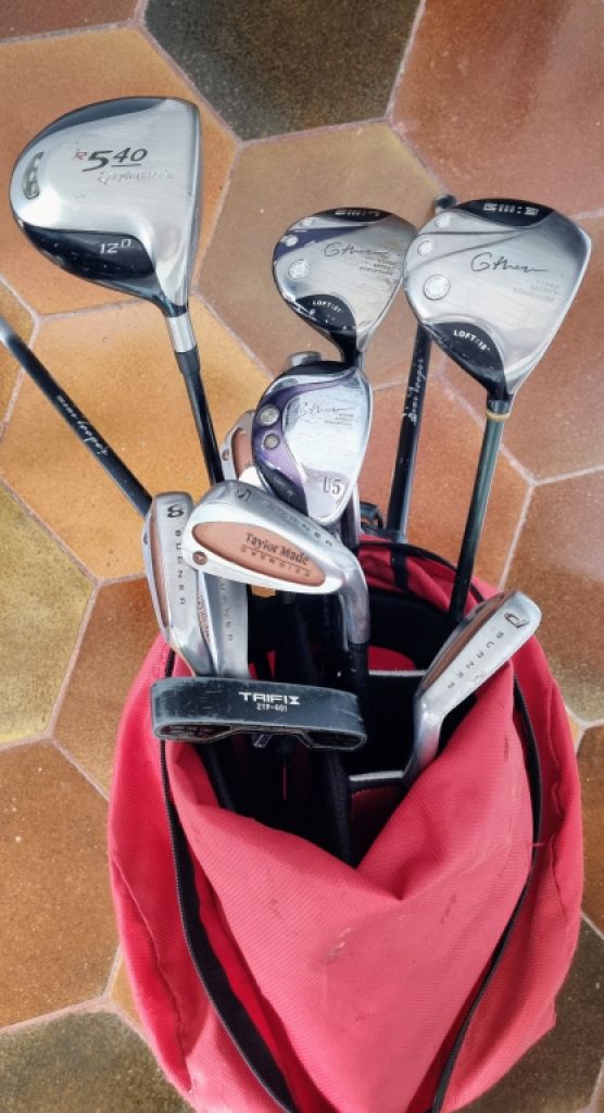 Golf-Komplettpaket-Set: Golfausrüstungspaket mit Driver, Hölzern, Eisen, Putter und Standbag