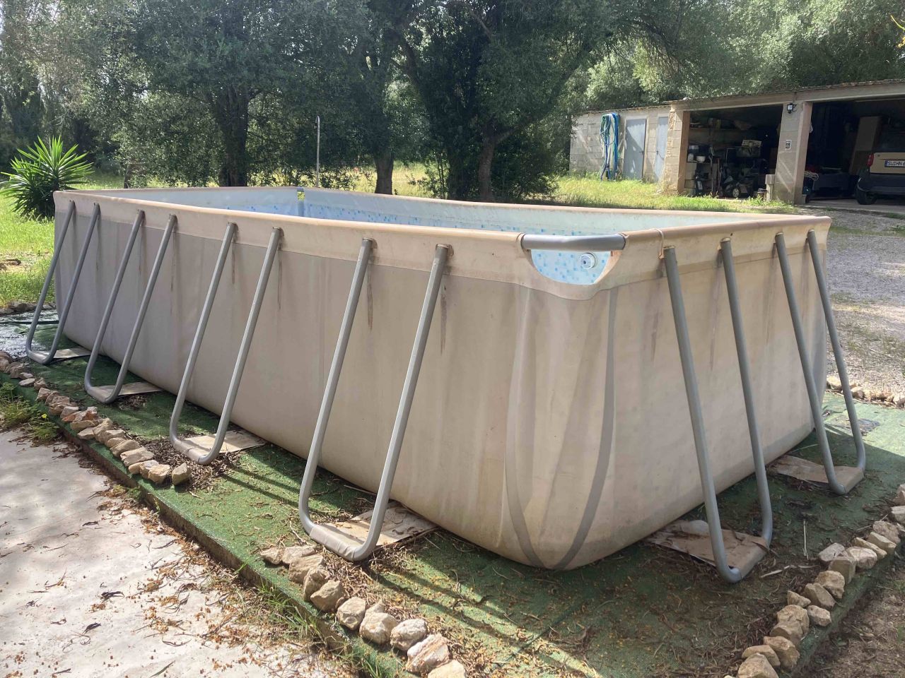 Großer  Bestway Pool