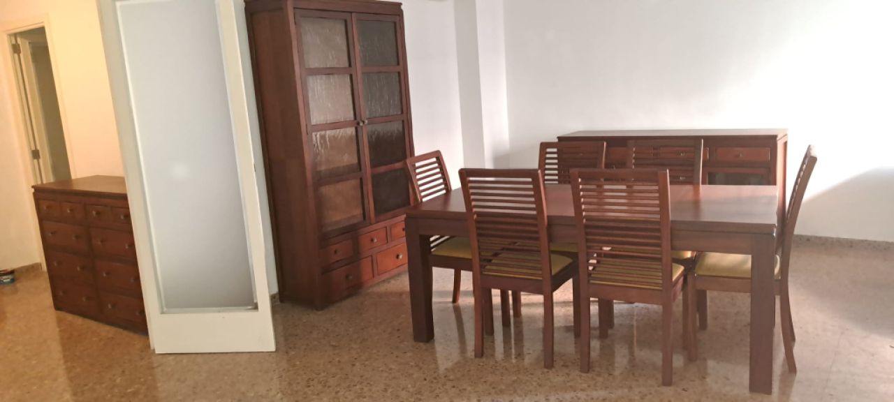 Komplettes Wohn- und Esszimmer