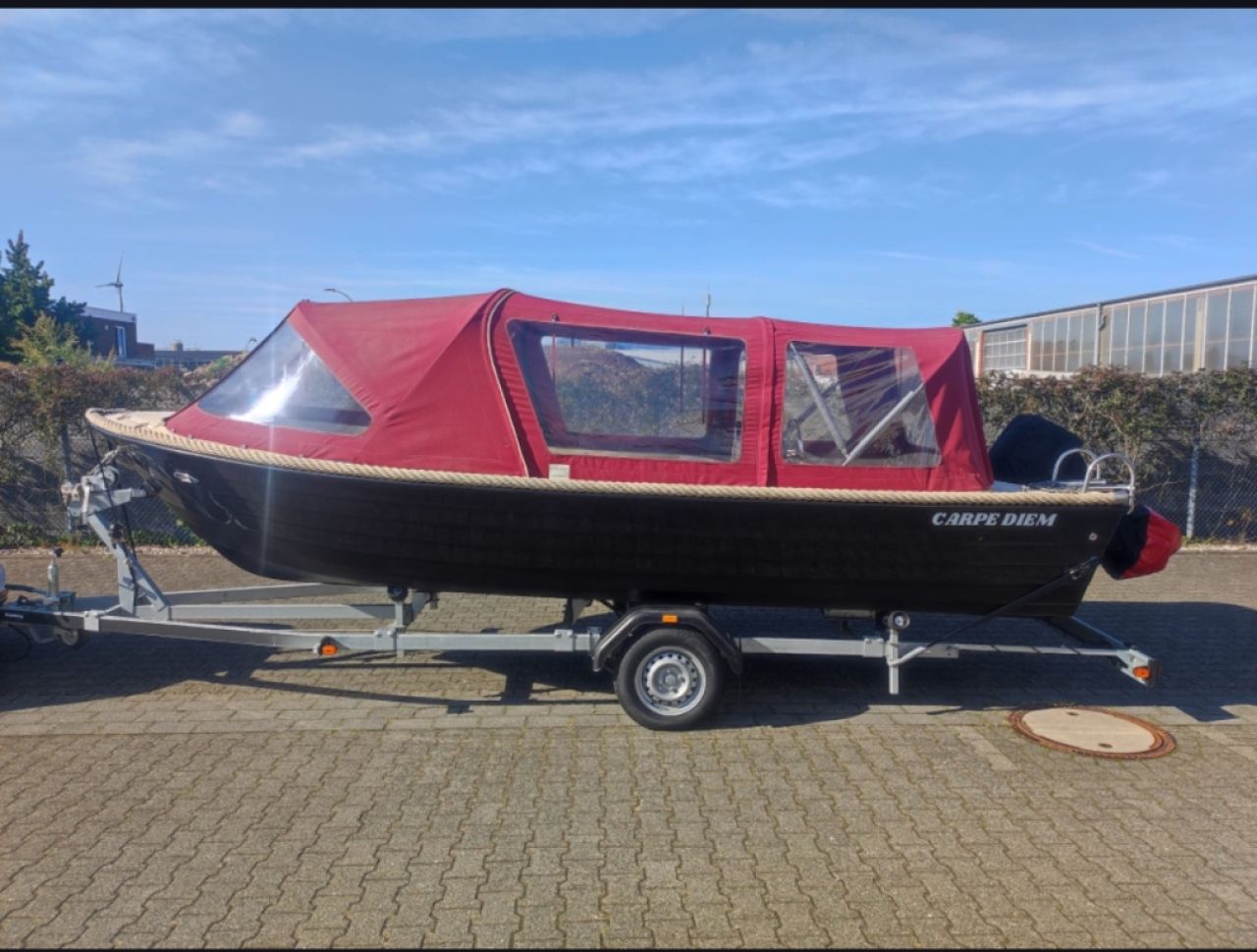 Lagerhalle - Stellplatz Bootstrailer mit Boot