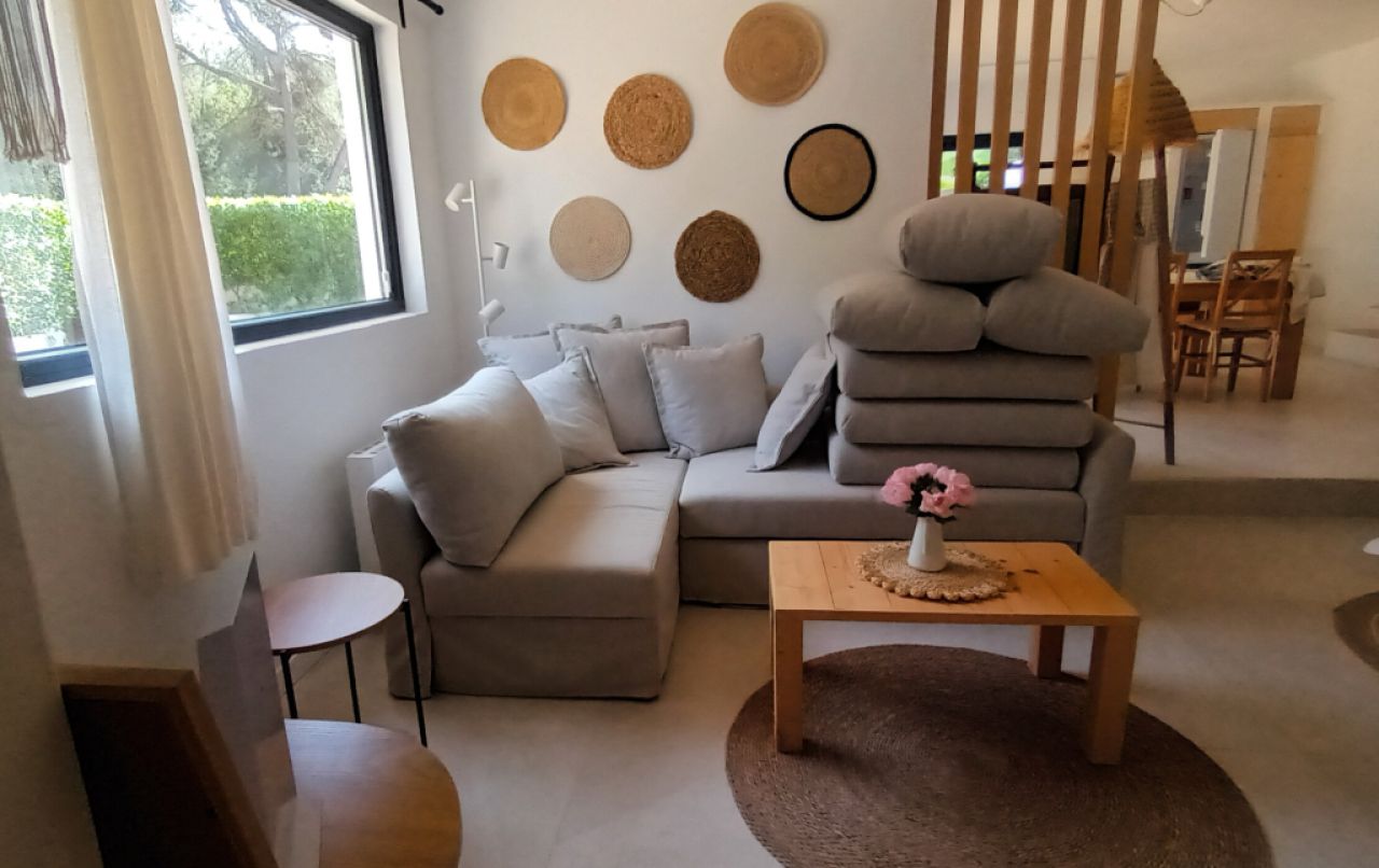 Saison: Modernes Parterrechalet in waldiger Lage nahe der Bucht Cala LLombards --CH 12 T