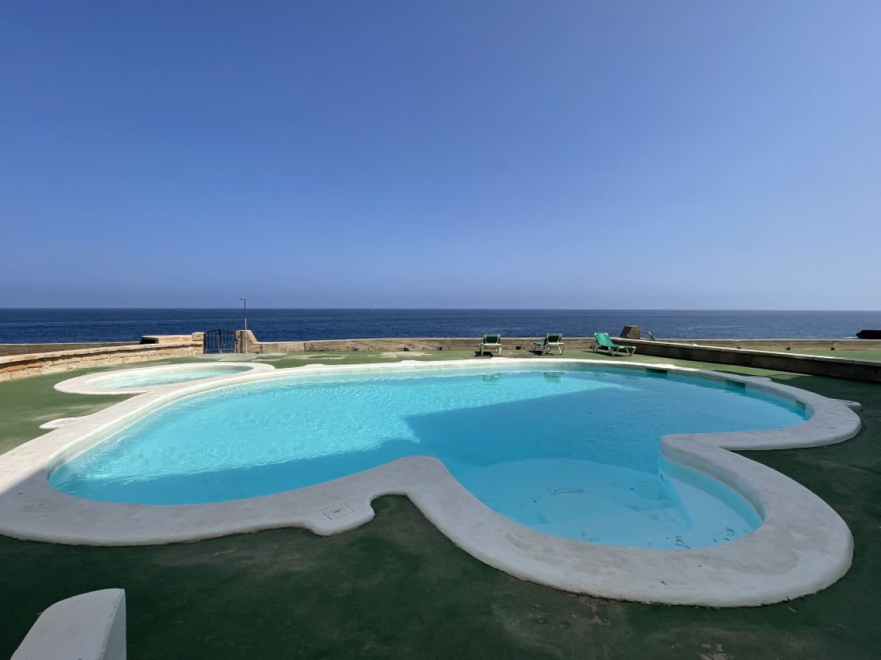 SAISON: Parterreapartment mit Pool und AC, Kamin in 1. Linie der Küste von Porto Colom -- AP 159 T