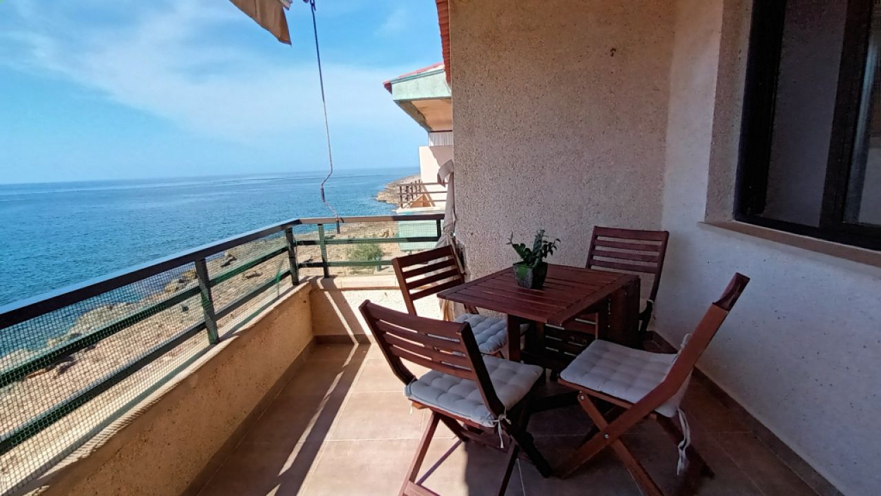 Saison26 / 27: Modernes Apartment in 1. Linie der Küste von St Jordi --- AP 10 T