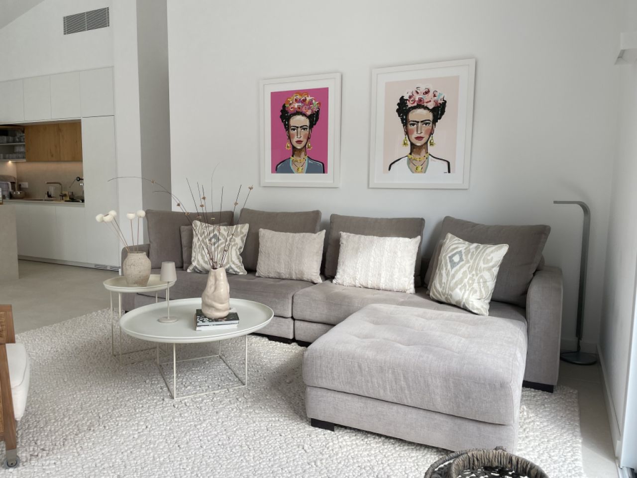 Sofa in Trendfarbe taupe