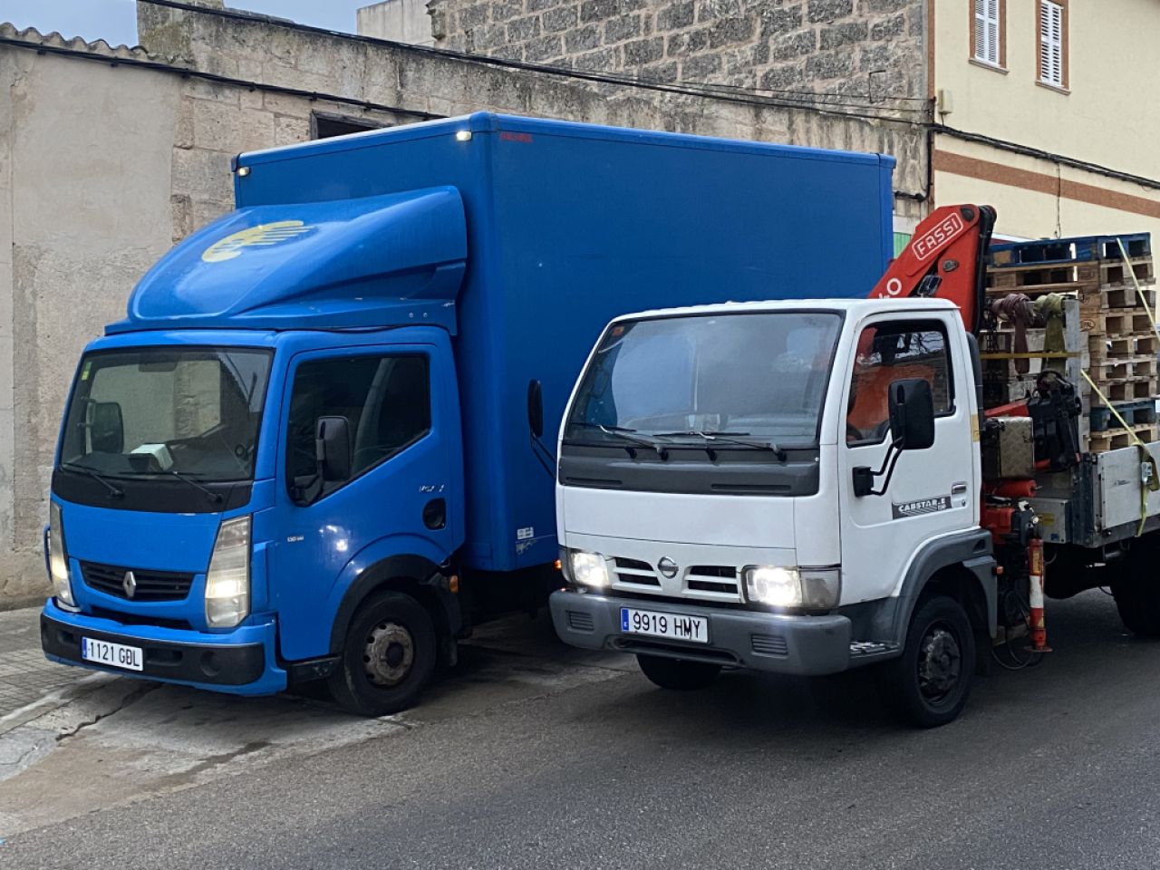 Transport mit Kran und Kipper