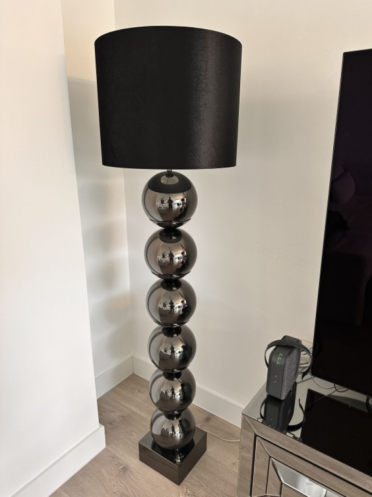 Verkaufe zwei hochwertige Designer-Stehleuchten im modernen, eleganten Stil.