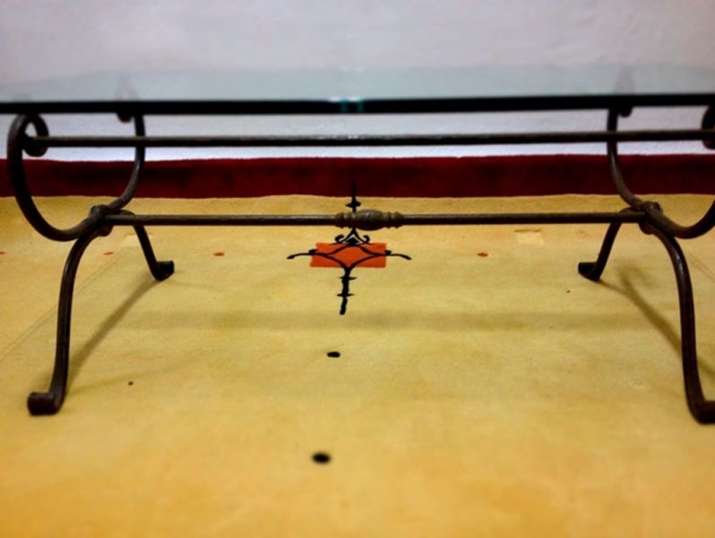 Wohnzimmer Couchtisch Eisengestell fingerdicke Glasplatte 120 x 50