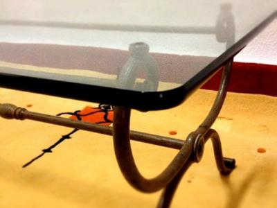 Wohnzimmer Couchtisch Eisengestell fingerdicke Glasplatte 120 x 50