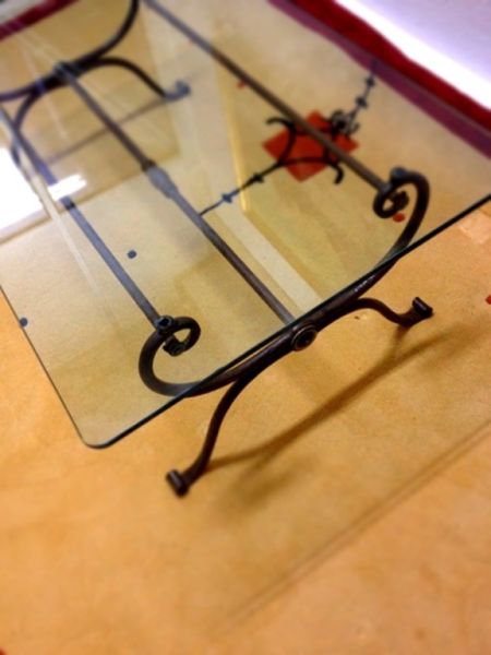 Wohnzimmer Couchtisch Eisengestell fingerdicke Glasplatte 120 x 50